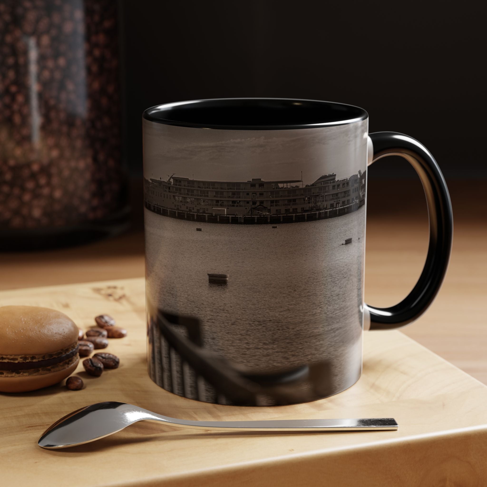 New London Thames River Photo Accent Coffee Mug – Black & White Waterfront Scene (11/15 oz)